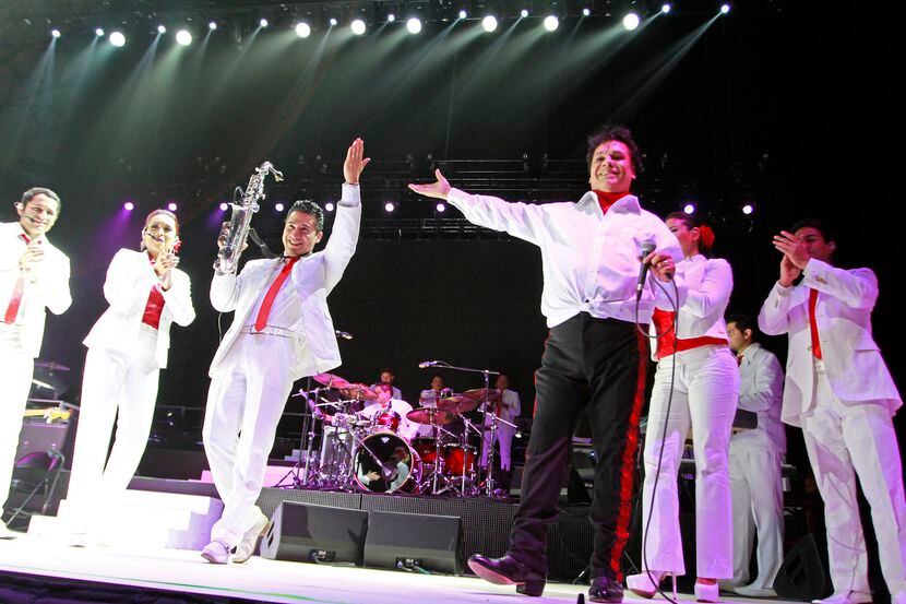 
				Juan Gabriel durante un concierto en el American Airlines Center el 26 de febrero del...