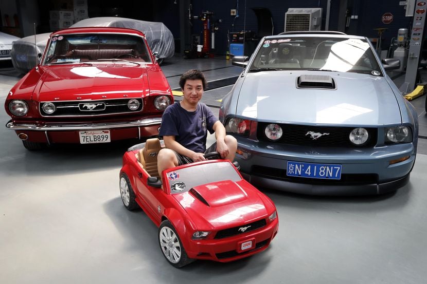 Guo Xin presenta su coleción de autos Mustang de Ford Motors Co., incluído una versión en...