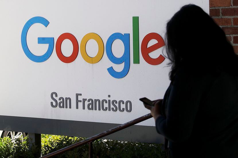 Una persona camina frente a la entrada de las oficinas de Google en San Francisco.