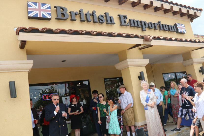 La tienda British Emporium de Grapevine celebró los 90 años de la Reina Elizabeth II en...
