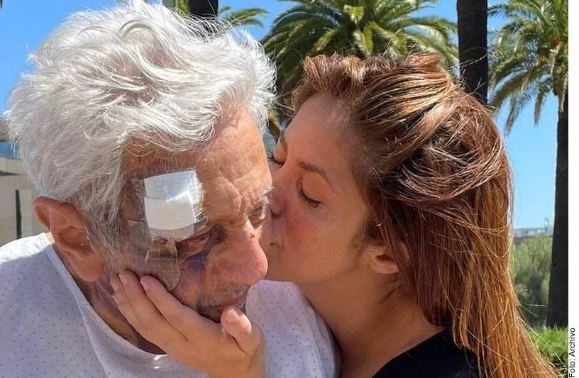 Shakira con su padre, William Mebarak, de 91 años, quien ha tenido varios probelmas de salud...