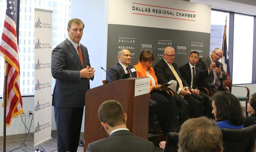 El alcalde de Dallas Mike Rawlings participó en el panel en Dallas Regional Chamber. DMN