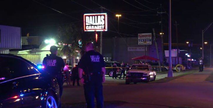 Unos agentes investigan un tiroteo que dejó a un hombre sin vida en Dallas Club. Foto DMN
