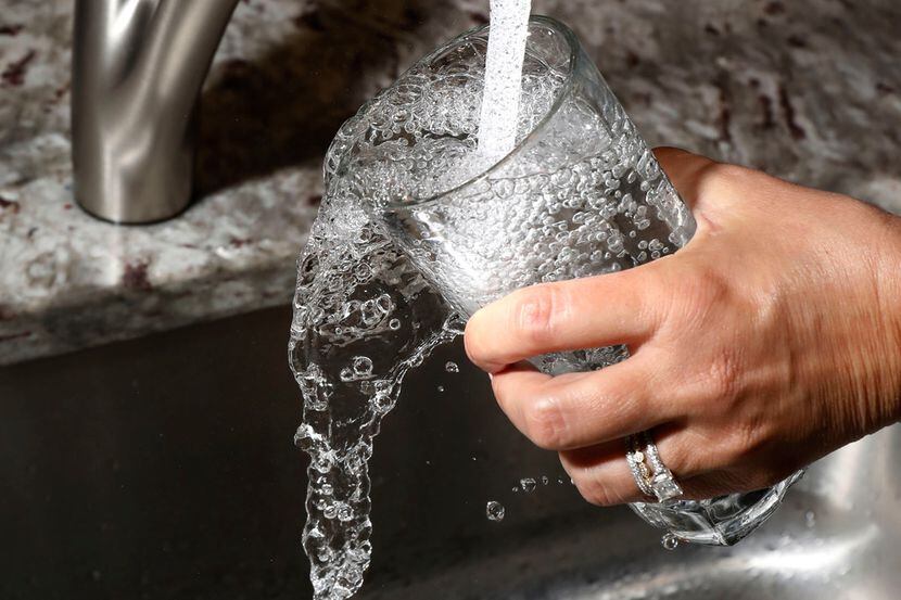 Tomar agua directamente de la llave es seguro, dicen las autoridades del Norte de Texas.