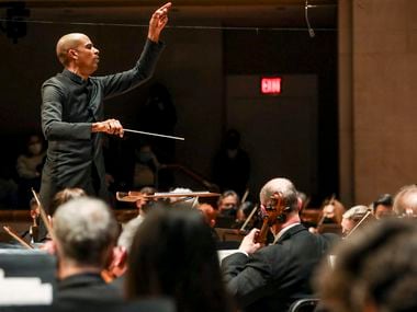 Le chef d'orchestre invité Kevin John Edusei dirige l'Orchestre symphonique de Dallas au Merson Symphony Center de Dallas le vendredi 7 janvier 2022. Edusei deviendra le chef invité principal de l'Orchestre symphonique de Fort Worth au cours de la saison 2022-2023.