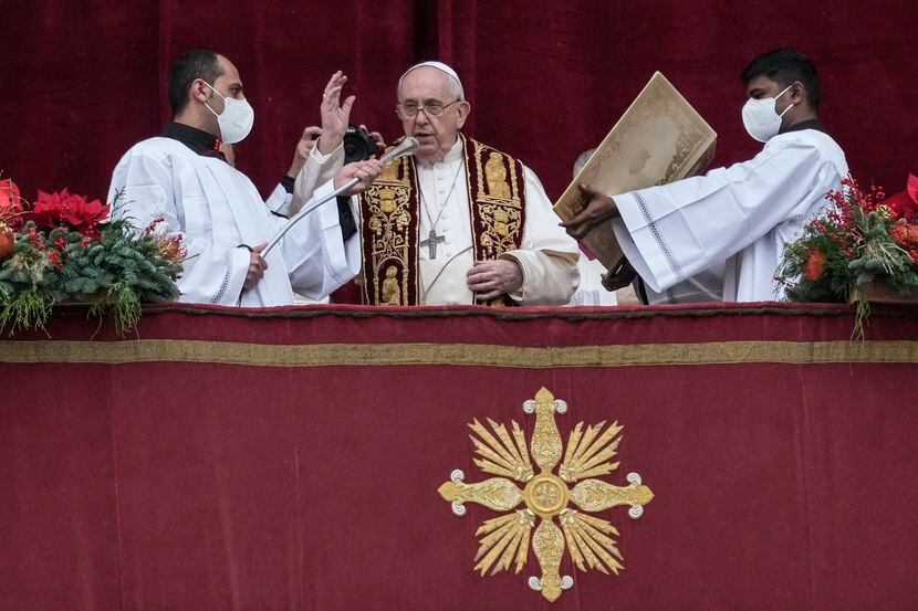 El papa Francisco ofrece su bendición Urbi et orbi del día de Navidad, en el balcón...