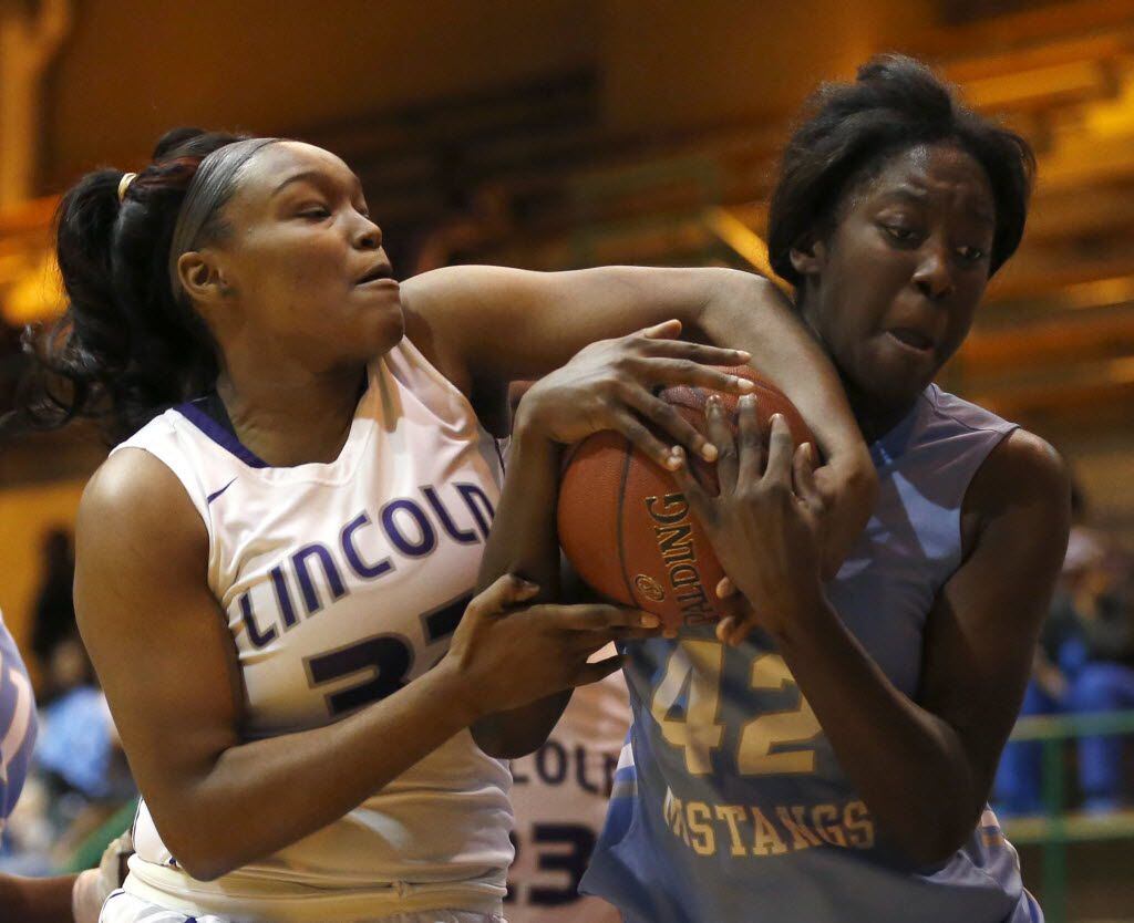 Lincoln Lady Tigers post Jalah Walton (32) and Roosevelt Lady Mustangs post Desirae Devine (42) scramble for the ball during the fourth period at the P.C. Cobb Athletic Complex in Dallas on Feb. 5, 2016. (Rose Baca/The Dallas Morning News)
