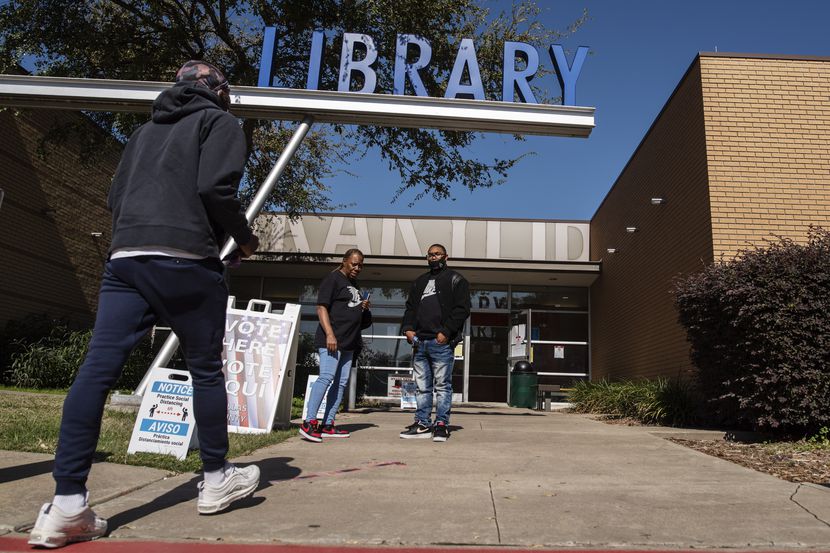 Las sucursales de la biblioteca de Dallas extendieron su horario para aquellos que quieran...