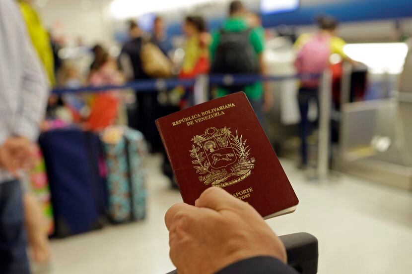 Un pasaporte de Venezuela. AP
