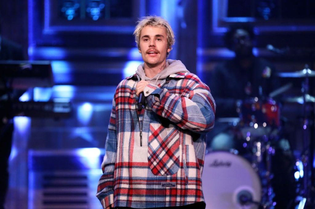 En esta fotografía se ve a Justin Bieber actuando en The Tonight Show con Jimmy Fallon. El cantante obtuvo siete nominaciones para los MTV Video Music Awards 2021.