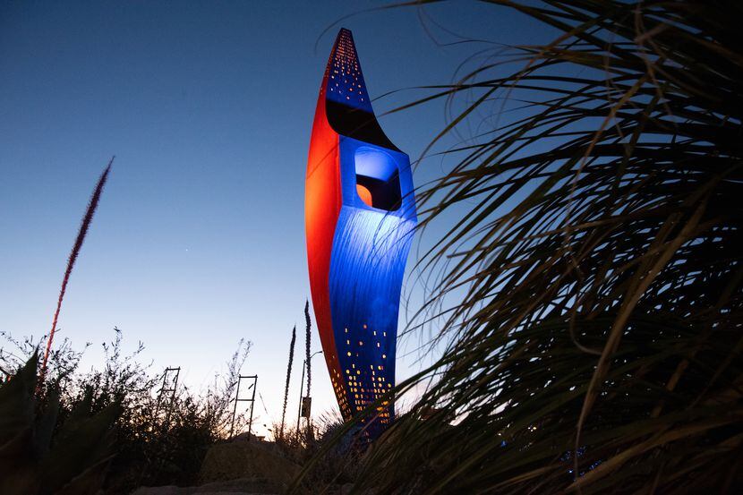 La Universidad de Texas en El Paso encendió la escultura “Mining Minds” para honrar a los...