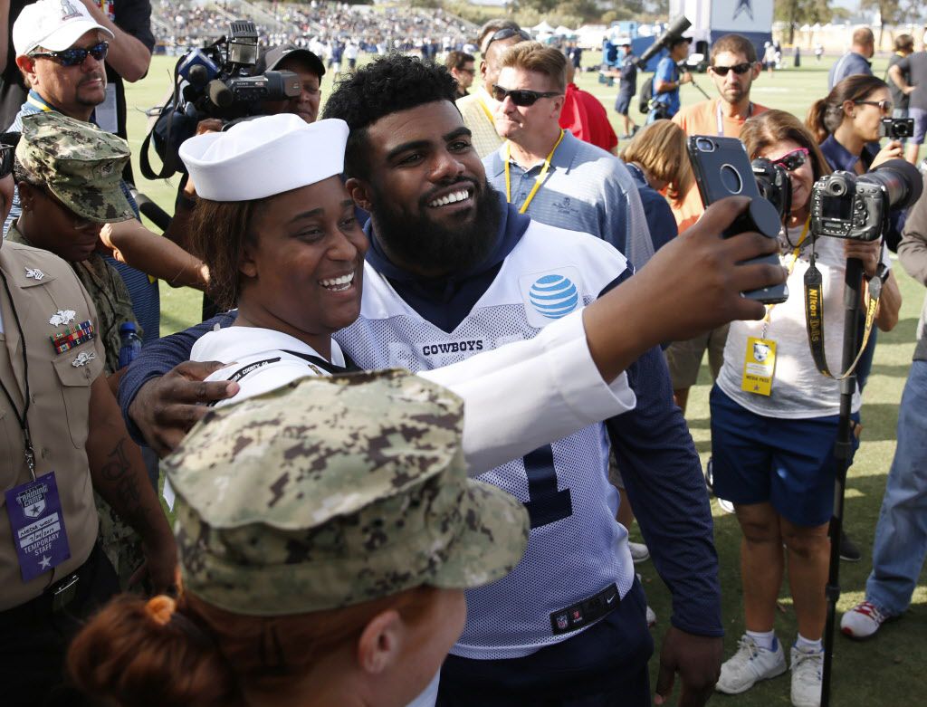 Dallas Cowboys running back Ezekiel Elliott (21) takes a selfie with Christa Bates from Port...