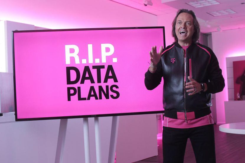 El presidente de T-Mobile anuncia sus nuevos planes con todo ilimitado. (AP/RON WURZER)
