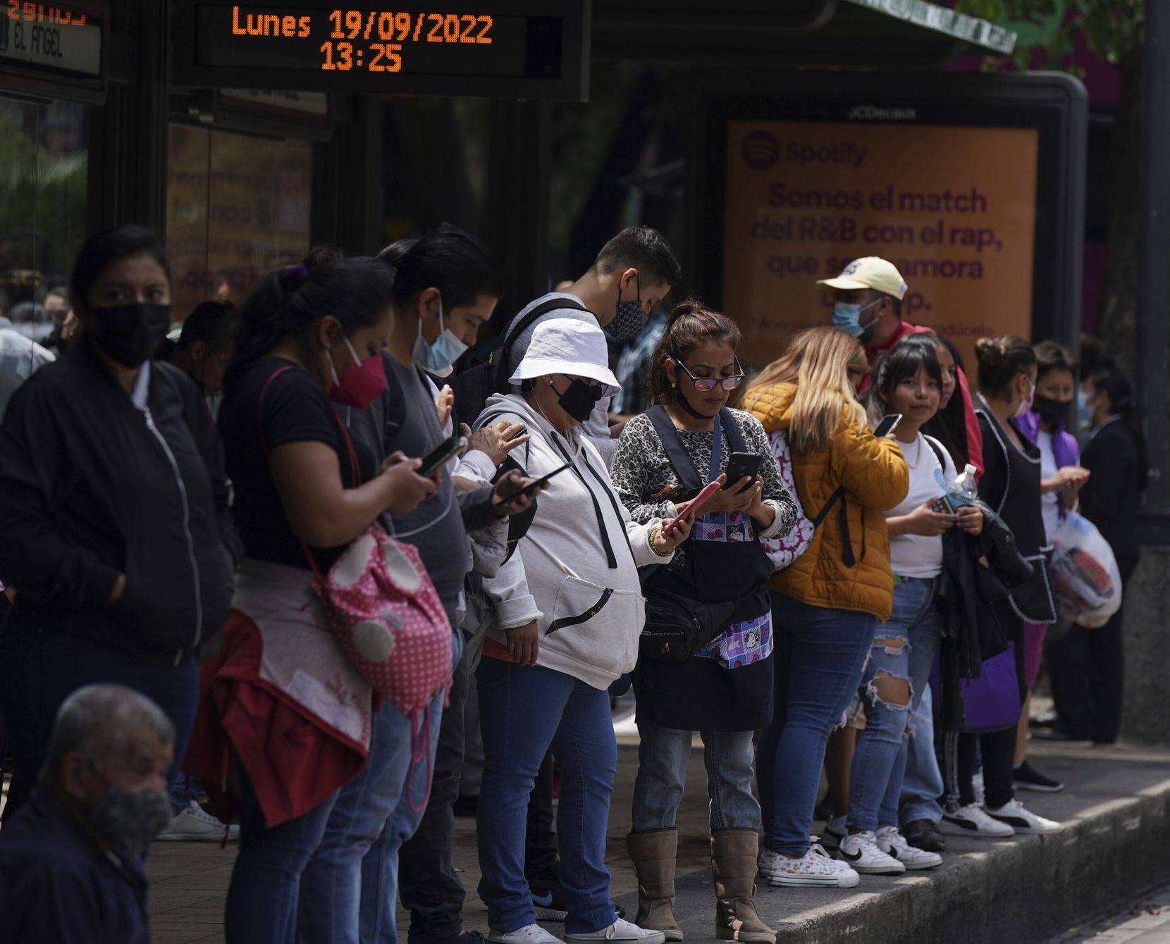 La gente se reúne en la calle luego de un terremoto de magnitud 7,6 en la Ciudad de México,...