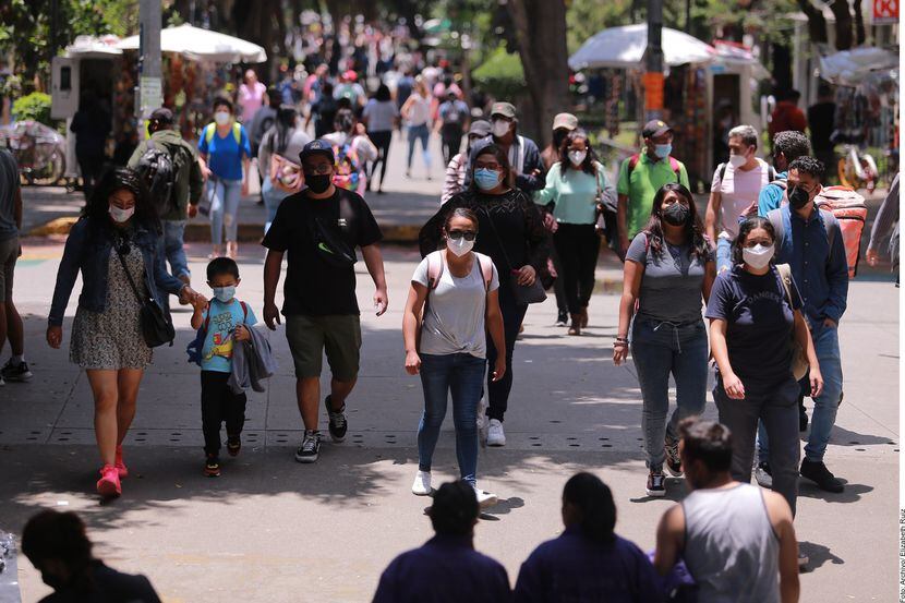En esta fotografía de archivo se ve a la gente con cubrebocas en la Ciudad de México. La...