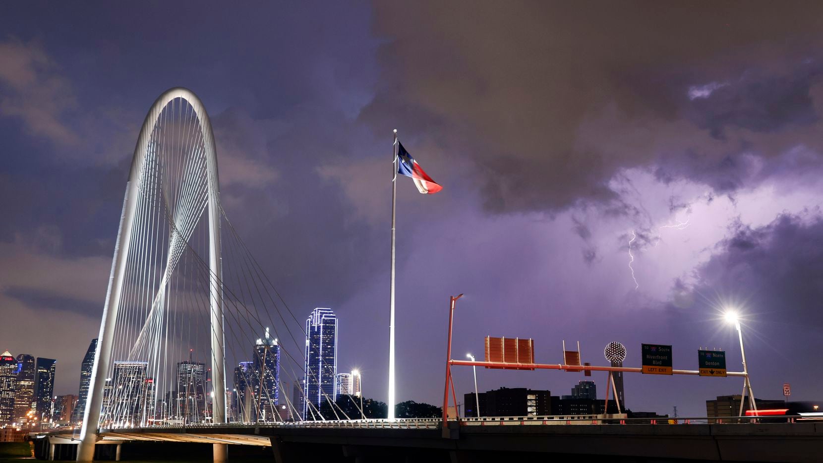 Una tormenta eléctrica se ve al sur del centro de Dallas y el puente Margaret Hunt Hill, el...