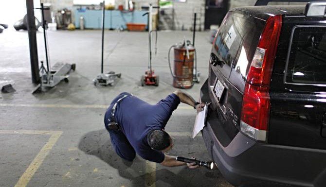 Robert García inspecciona un vehículo en un taller mecánico de Dallas. A partir de marzo,...