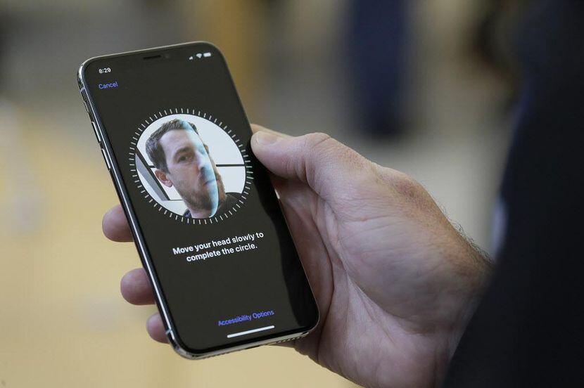 El iPhone X tiene un dispositivo que reconoce la cara de los usuarios. AP