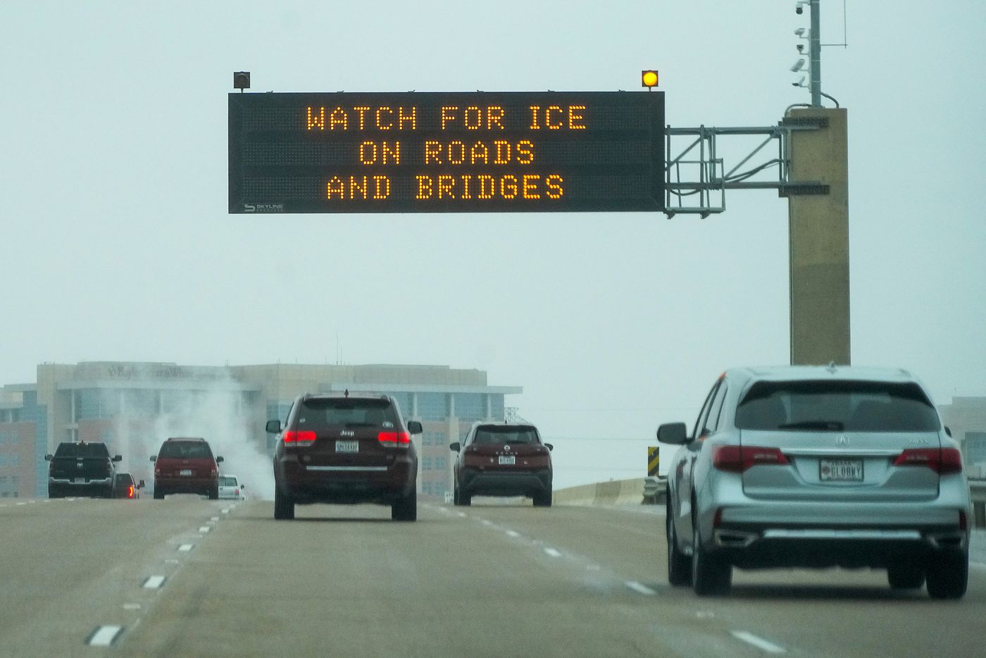 اللافتات الموجودة على Bush Turnpike تحذر من حالة القيادة الجليدية يوم الاثنين ، 30 يناير 2023 ، في بلانو ...