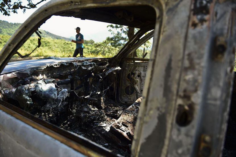 Una camioneta quemada luego de un operativo para recaptura a Joaquín “El Chapo” Guzmán....