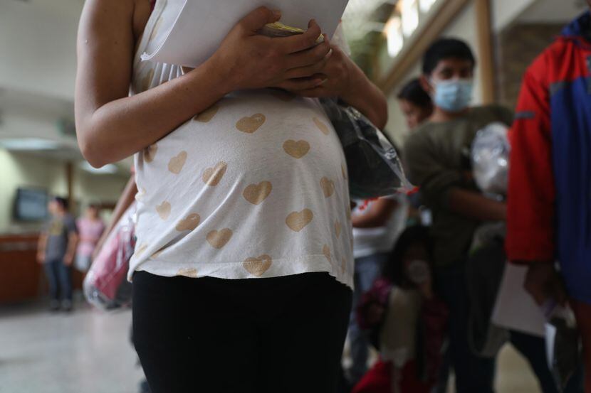 Una mujer embarazada pide ayuda en un centro de ayuda para inmigrantes en el Sacred Heart...