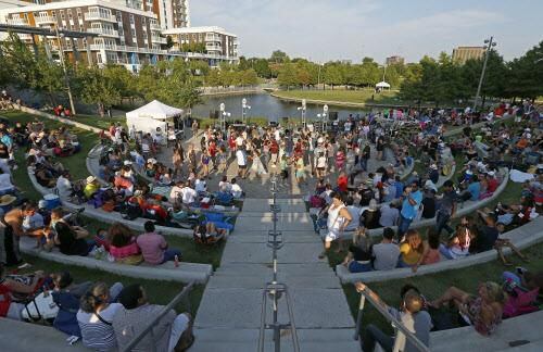Festival de salsa los viernes de verano en el Vitruvian Park de Addison. (DMN/Jae S. Lee)
