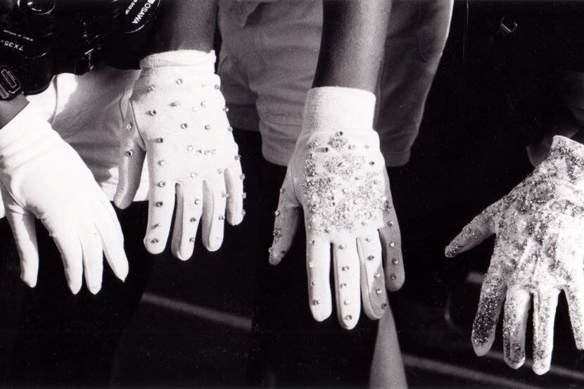 Fans usando los famosos guantes de Michael Jackson.