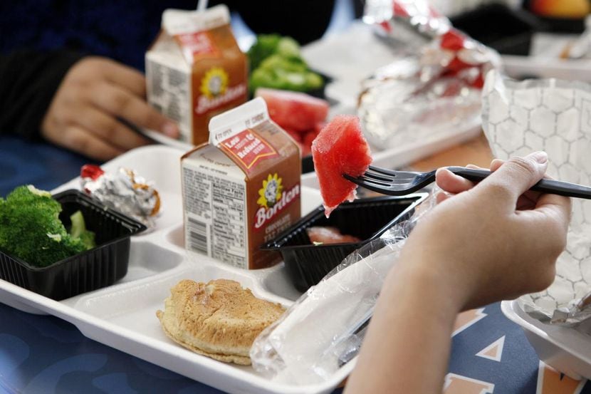 Estudiantes de Dallas podrán desayunar y almorzar en ciertas escuelas del distrito...