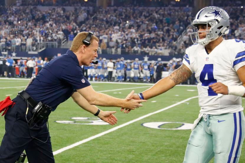 El entrenador en jefe de los Dallas Cowboys, Jason Garrett, felicita a su mariscal Dak...