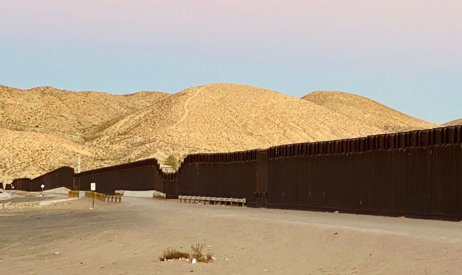 El muro fronterizo en la sección conocida como "El Triángulo del Diablo" al sur de Nuevo...