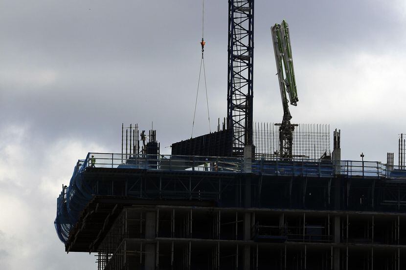 Unos trabajadores de la construcción laboran en un edificio, en Austin Texas. (AP/ERIC GAY)
