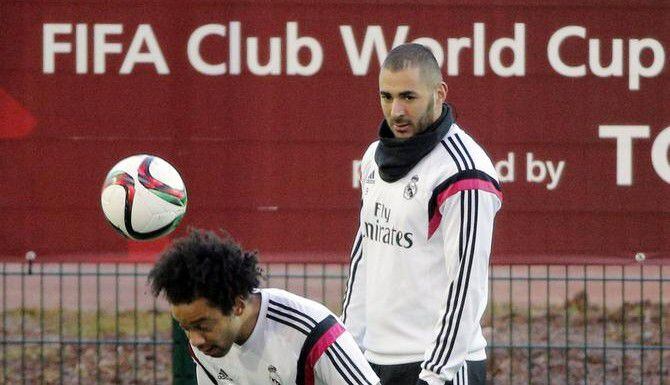 Karim Benzema (atrás) y Marcelo entrenan con el Real Madrid de cara a su compromiso frente a...
