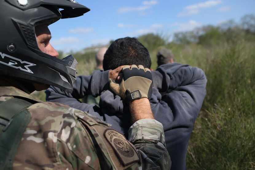 Un agente de la Patrulla Fronteriza arresta a un inmigante que cruzó hacia Estados Unidos...