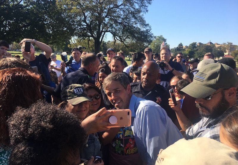 Seguidores de Beto O’Rourke lo rodean para tomarse una foto con él durante un acto de...