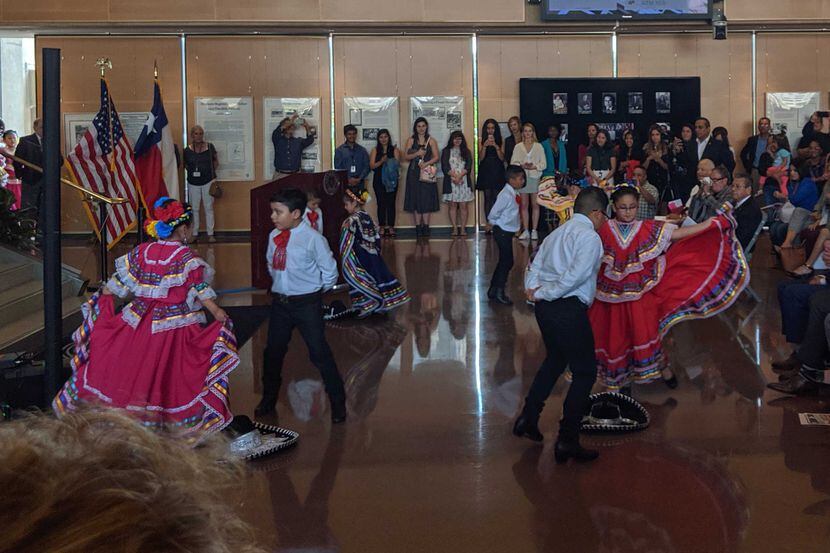 La alcaldía se lleno de baile y música de mariachi para celebra el Mes de la Herencia Hispana.