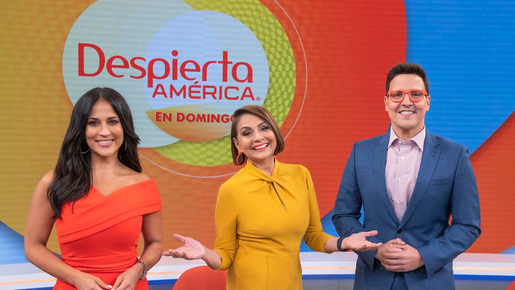 En esta imagen cortesía de Univisión se ven, de izquierda a derecha, los conductores de 'Despierta América en Domingo', Jackie Guerrido, María Antonieta Collins y Raúl González.