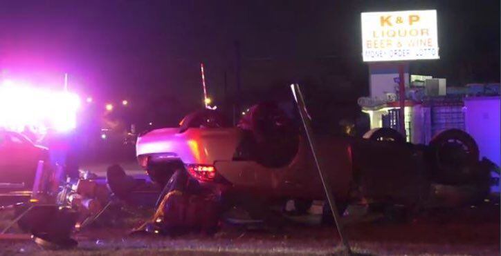 El vehículo volcado luego del accidente en el sur de Dallas.

