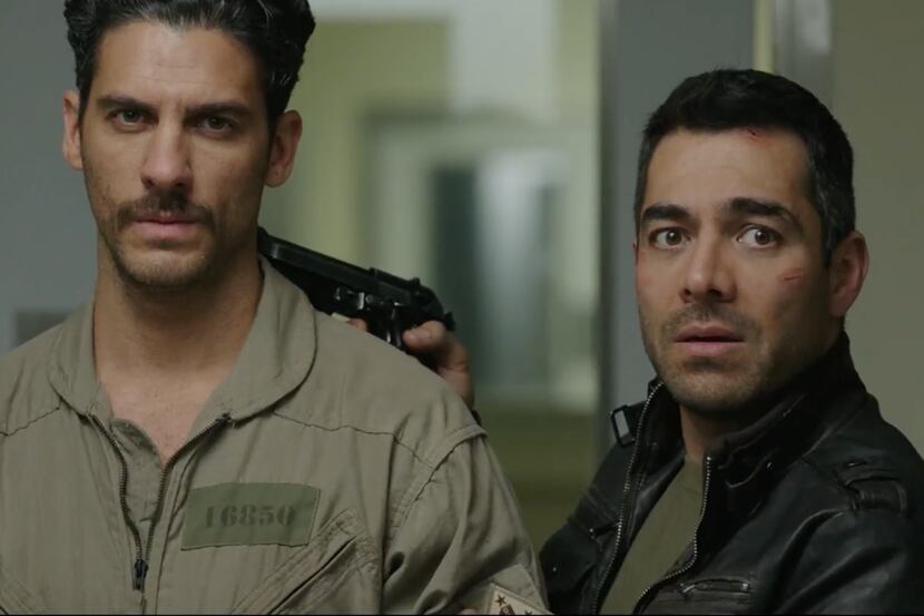 Erik Elías (izq.) y Omar Chaparro en una escena de “Compadres”, que se exhibirá en 8 cines...