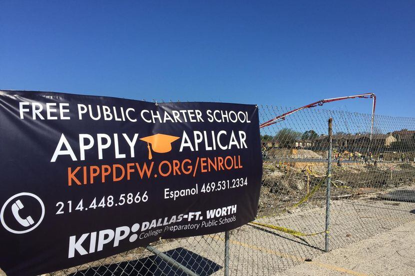 Una pancarta anuncia el sitio donde se construirá la nueva primaria chárter KIPP, en una...