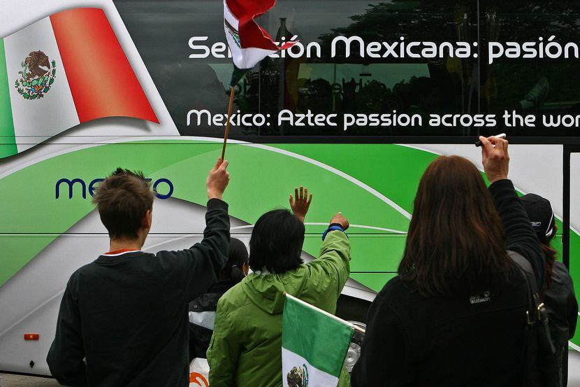 Los seguidores de la selección mexicana que asistan al partido del 29 de marzo ante Grecia,...