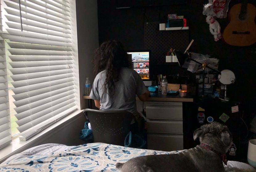 Elva Chávez, residente de Dallas de 25 años, nunca ha usado su escritorio en su habitación...