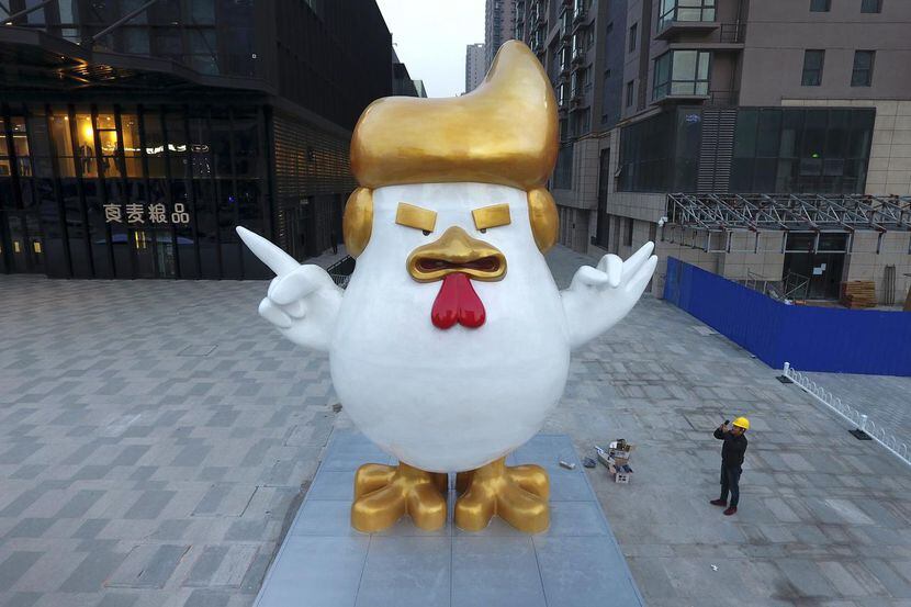 Una escultura de un gallo parecido a Donald Trump para celebrar el próximo año del...