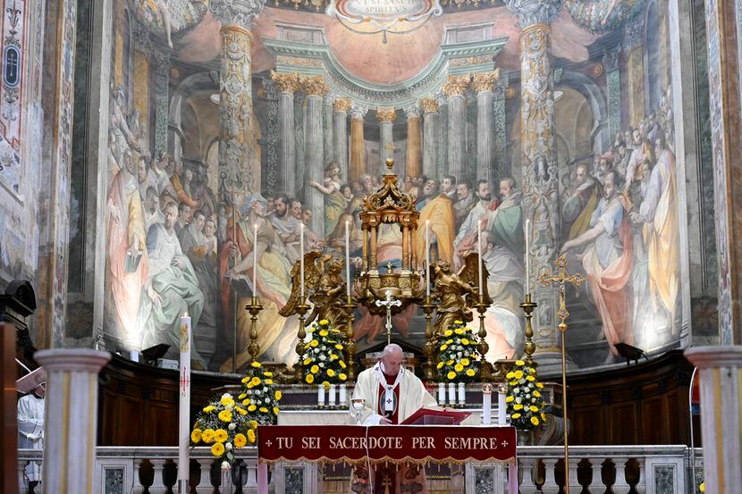 El Papa Francisco ora en la iglesia Santo Spirito de Roma el 19 de abril del 2020.