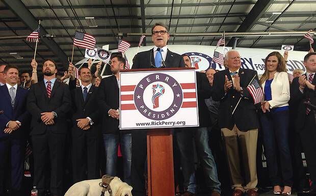 
				Rodeado por veteranos de guerra y sus familiares, el ex gobernador de Texas Rick Perry...