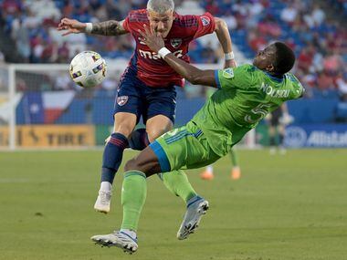 FC Dallas forward Paul Arriola (7) and Seattle Sounders defender Nouhou Tolo (5) go after a...