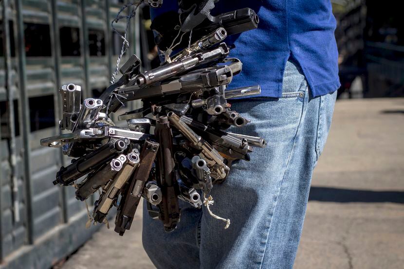 Armas confiscadas por la policía en Quezaltepeque, La Libertad, El Salvador. AP
