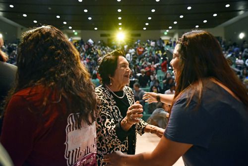 La activista Dolores Huerta saludo a un grupo de estudiantes de UNT luego de la presentación...