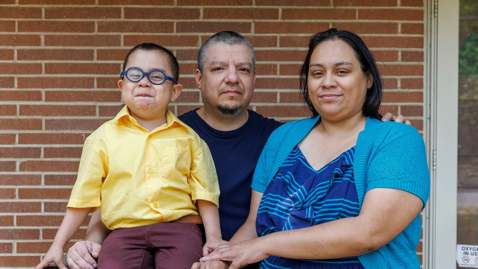 Jimmy Rincón, de 7 años, su padre Jesse Rincón (centro) y su madre Melba Cabrera antes de ir...