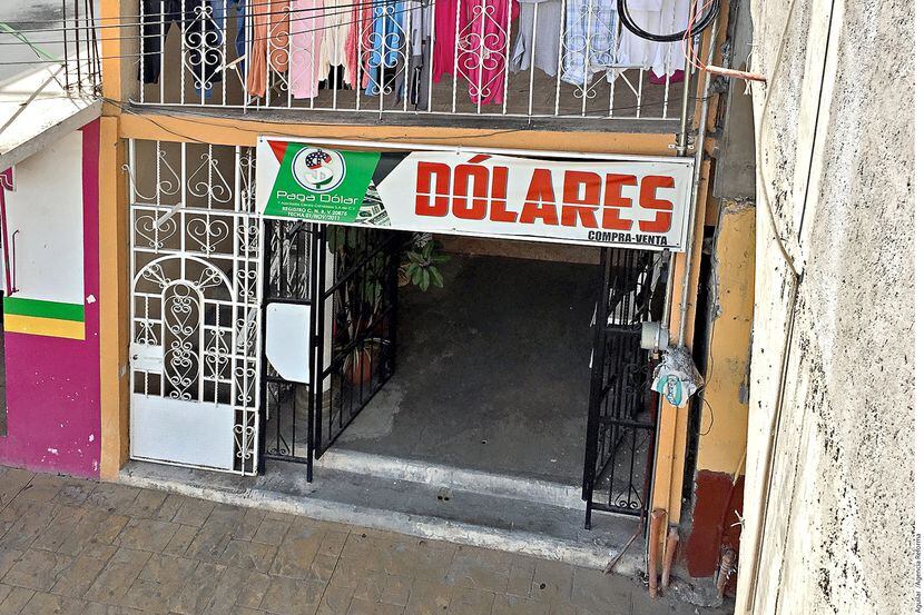 En la plaza muicipal de Tasquillo, Hidalgo, opera una casa de cambio, símbolo de la economía...