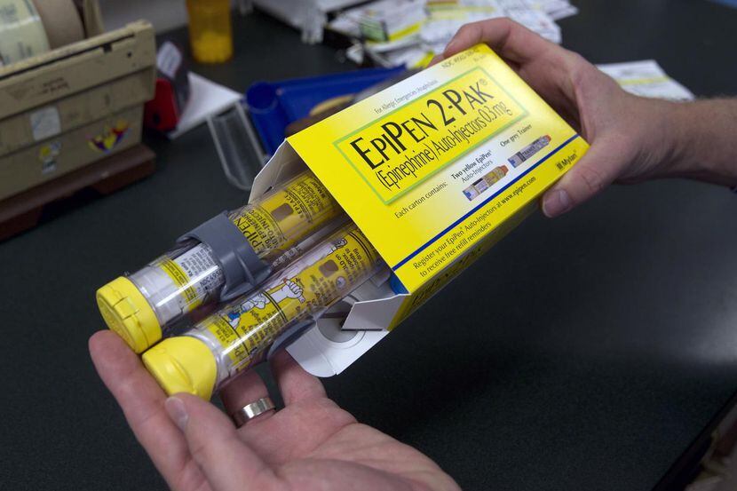 Una muestra de una EpiPen, un medicamento que es utilizado para contrarrestar reacciones...
